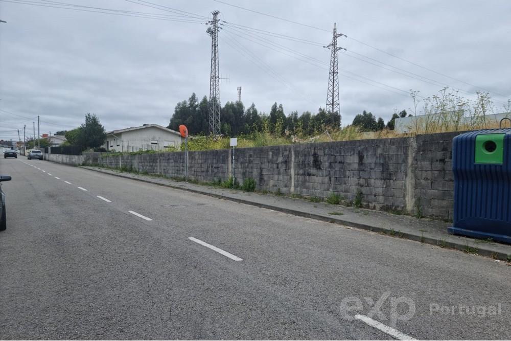 TERRENO URBANO PARA CONSTRUÇÃO DE 13 MORADIAS EM ESMORIZ