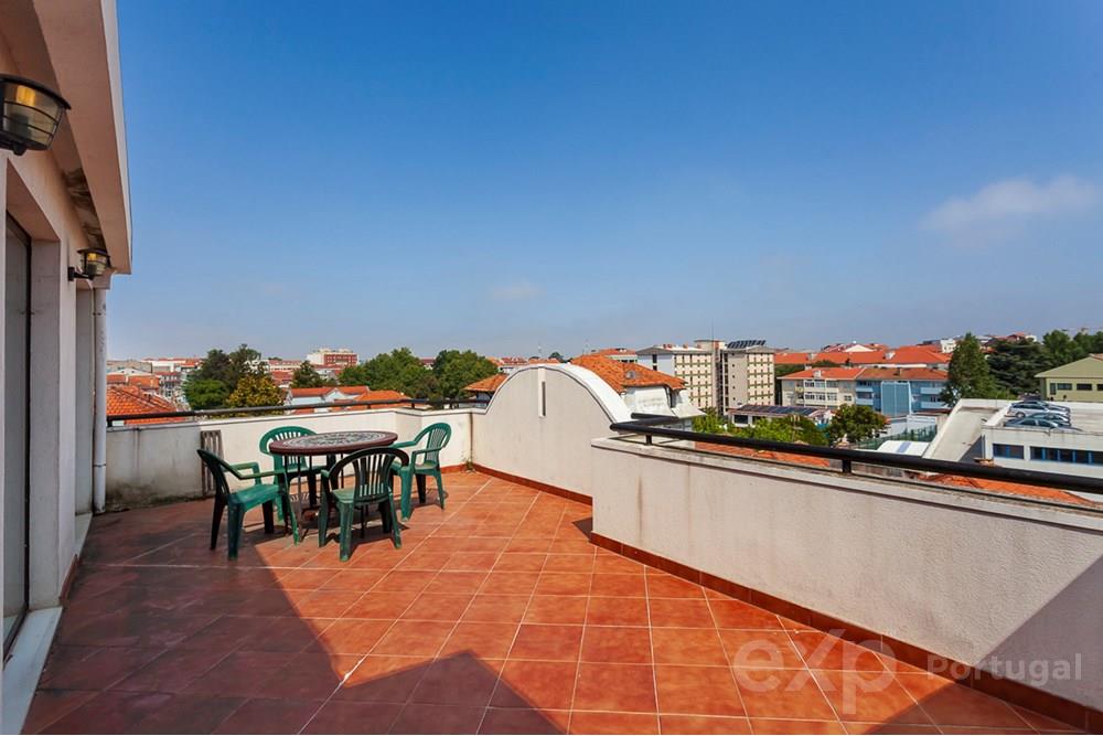 PENTHOUSE T3+1 DUPLEX COM GARAGEM A SETE MINUTOS DO METRO