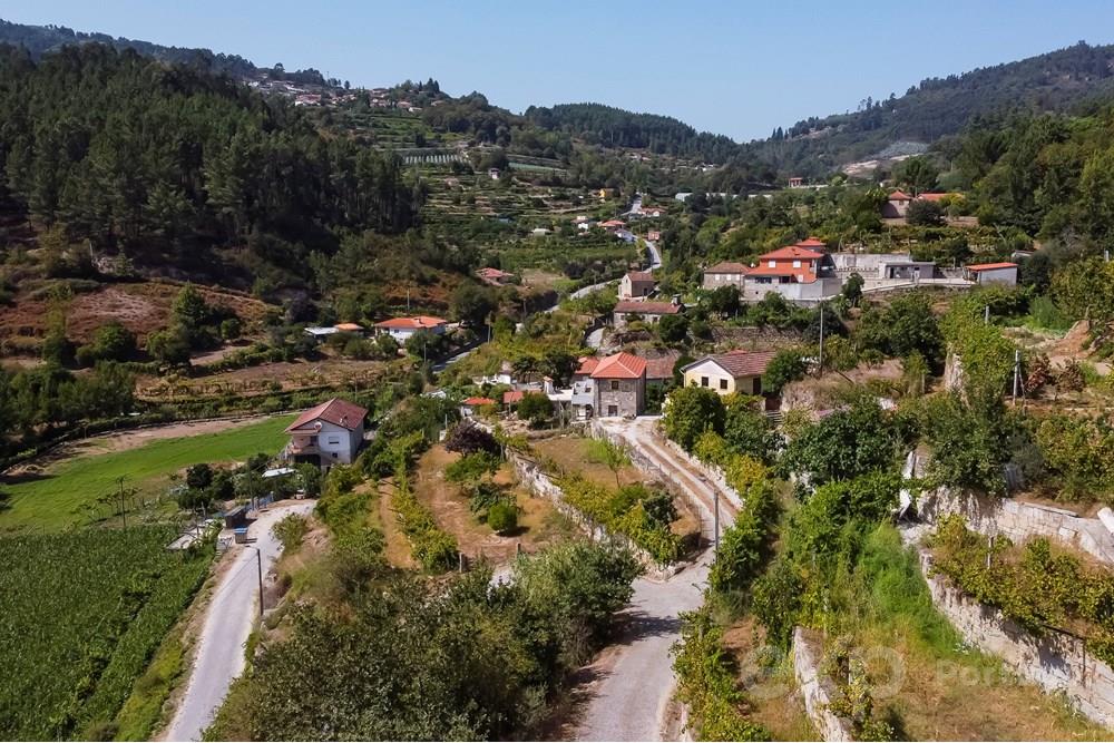 LAND | HOUSE WITH 2 BEDROOMS + OFFICE - NEAR THE DOURO RIVER AND HOTELS