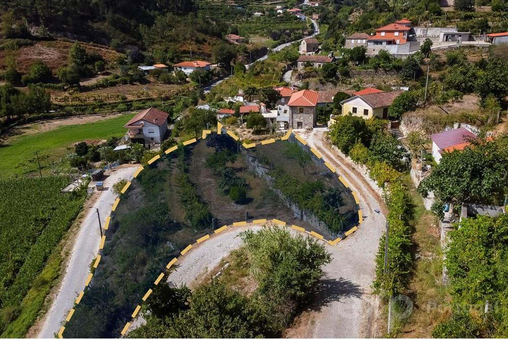 LAND | HOUSE WITH 2 BEDROOMS + OFFICE - NEAR THE DOURO RIVER AND HOTELS