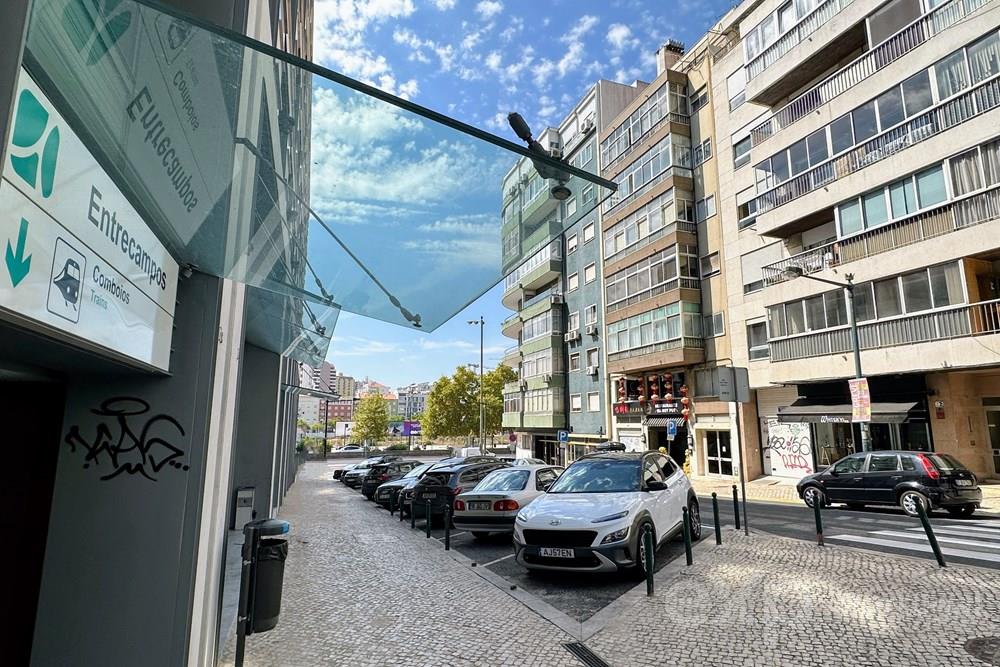 Opportunity! Spacious 3+1 Bedroom Apartment in Alvalade with Expansive 285m2 Terrace