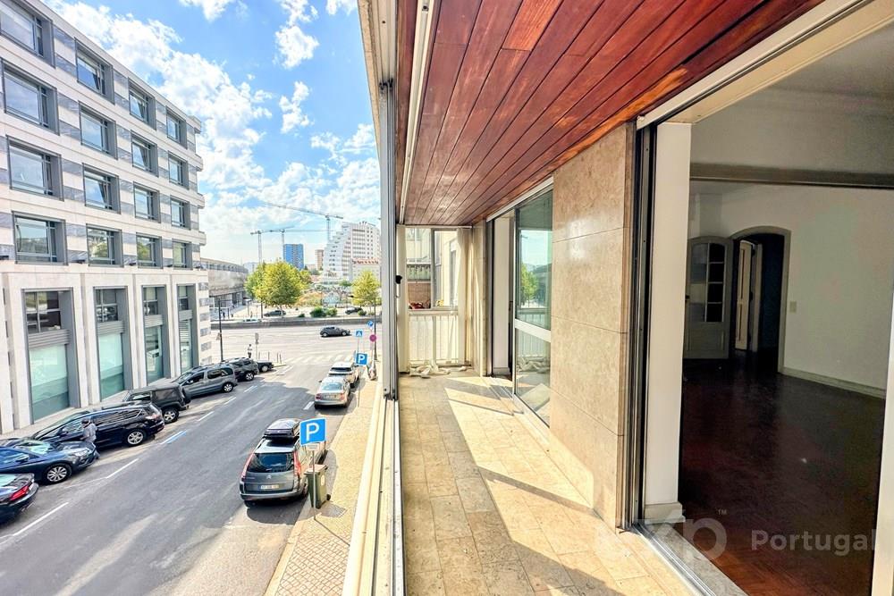 Opportunity! Spacious 3+1 Bedroom Apartment in Alvalade with Expansive 285m2 Terrace