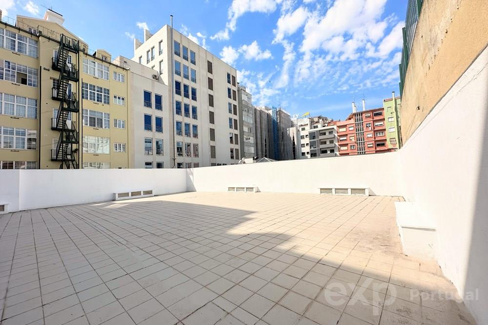 Opportunity! Spacious 3+1 Bedroom Apartment in Alvalade with Expansive 285m2 Terrace