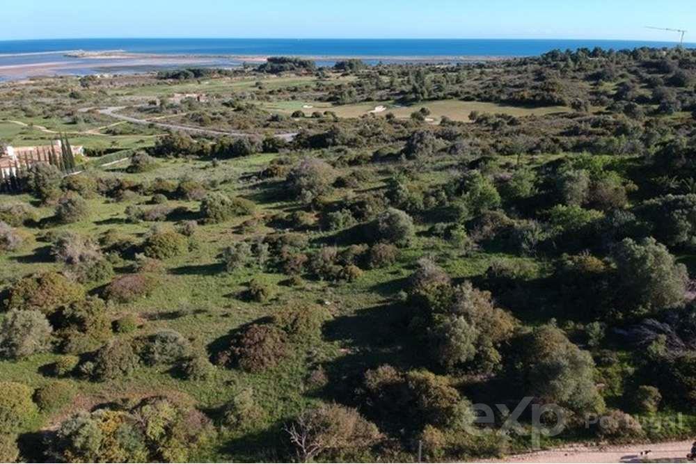 Plot in urbanization adjoining the Golf Palmares Resort, 500m from the Ria de Alvor