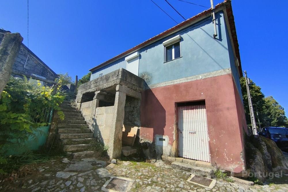 House in Gondarém Overlooking the Rio Minho: Ready for Renovation