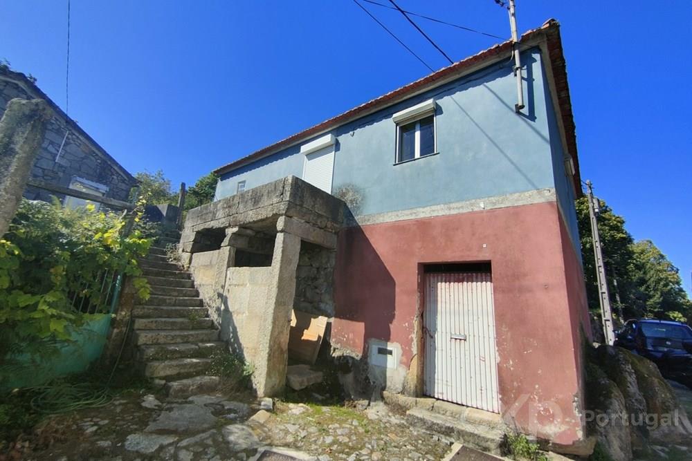 House in Gondarém Overlooking the Rio Minho: Ready for Renovation