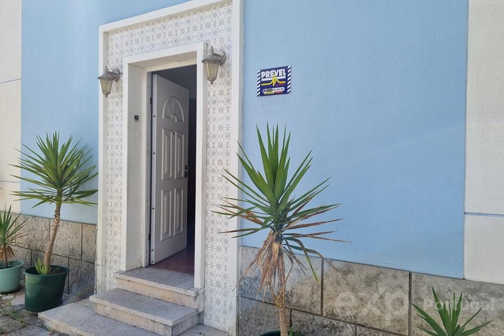 Villa in excellent condition in Santa Cruz de Benfica neighborhood Lisbon