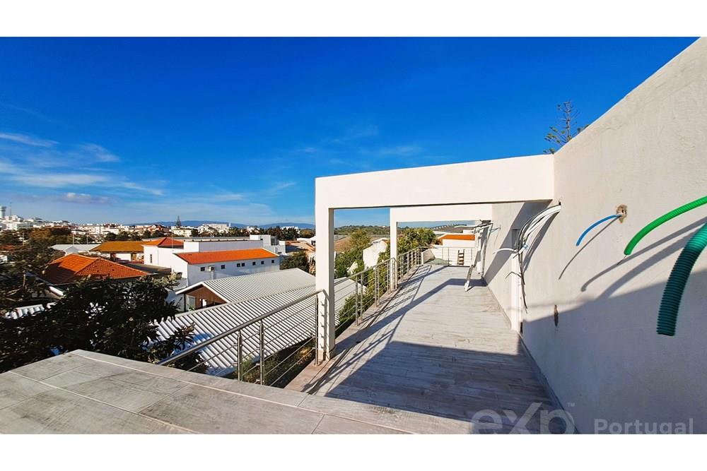 New 3 bedroom house located in the historic centre of Portimão, close to all services and the Ribeirinha area.