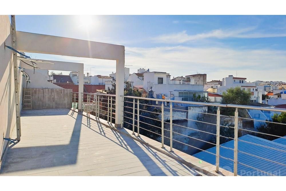 New 3 bedroom house located in the historic centre of Portimão, close to all services and the Ribeirinha area.