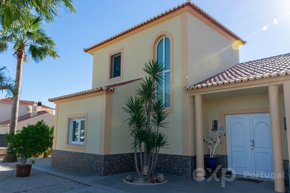 magnificent villa T4 with pool, located in a peaceful residential area near Olhao