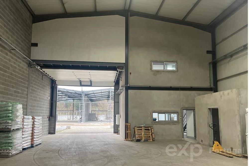 Vende-se Armazém Industrial como Novo em Lousada