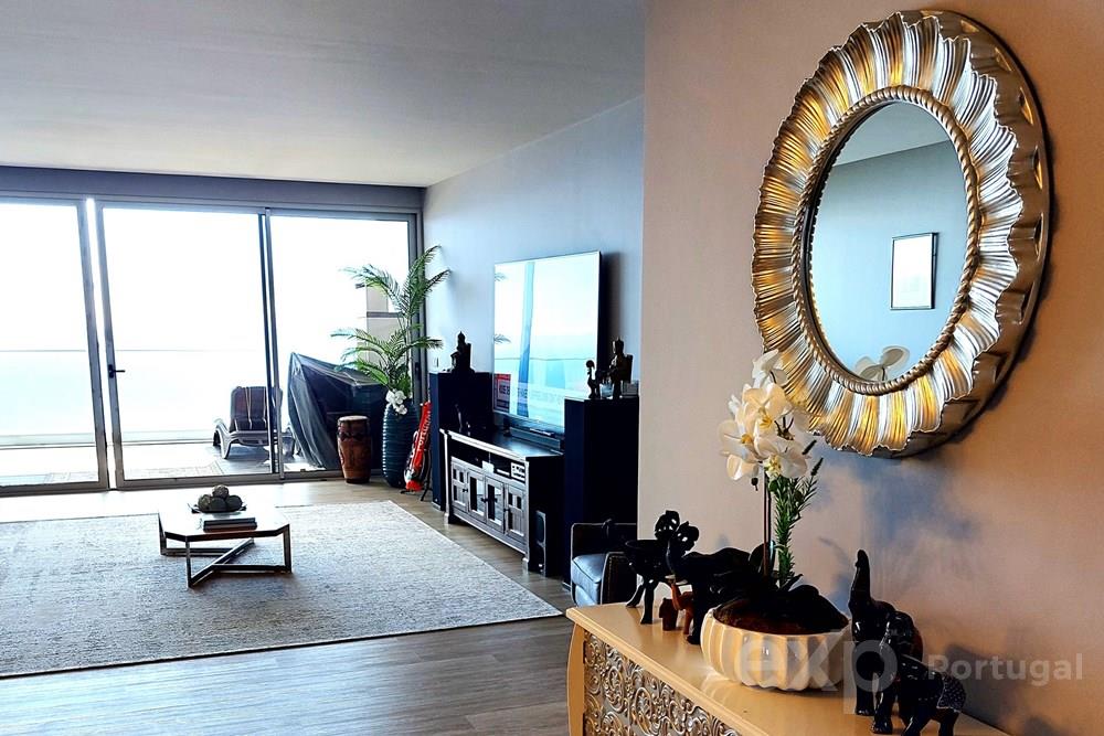 Stunning 3-Bedroom Apartment with Magnificent Views of Funchal's Harbor and Ba