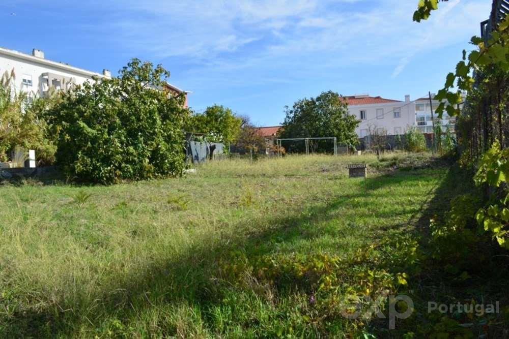 Terreno Rustico com possibilidade de passar a urbano com área total de 2000 m2