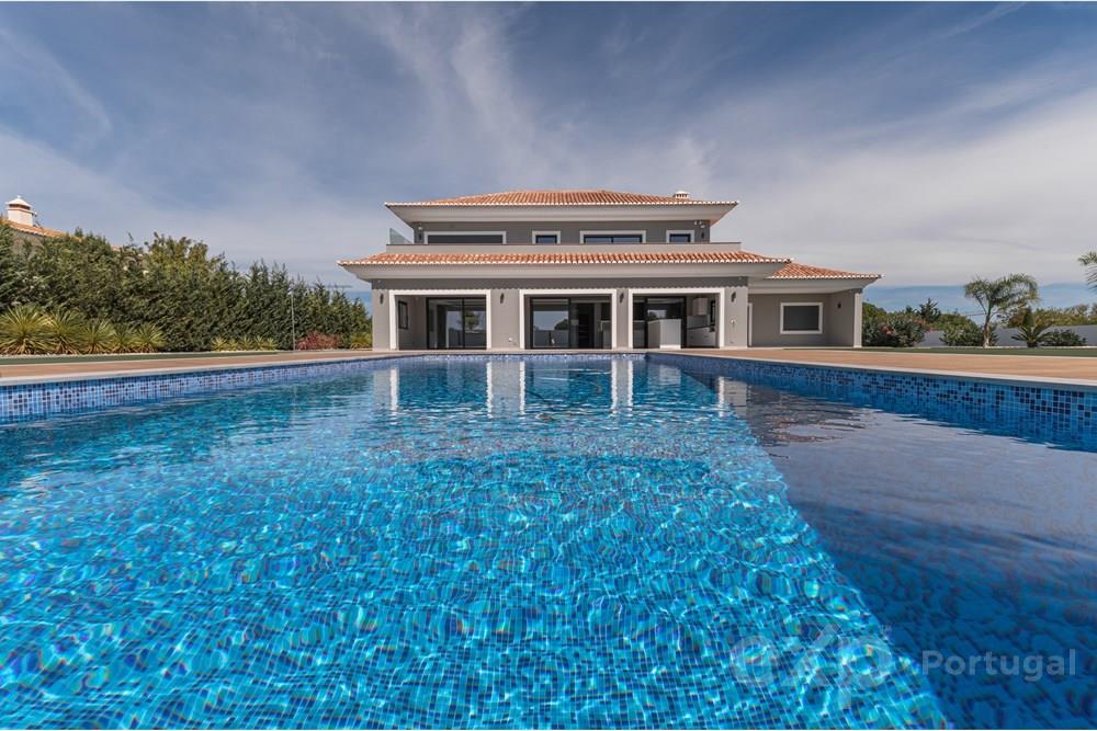 Excellent and spacious 5 bedroom villa with unique views over the sea