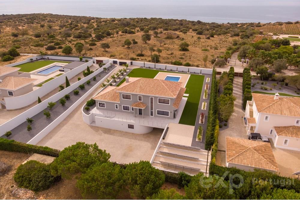 Excellent and spacious 5 bedroom villa with unique views over the sea