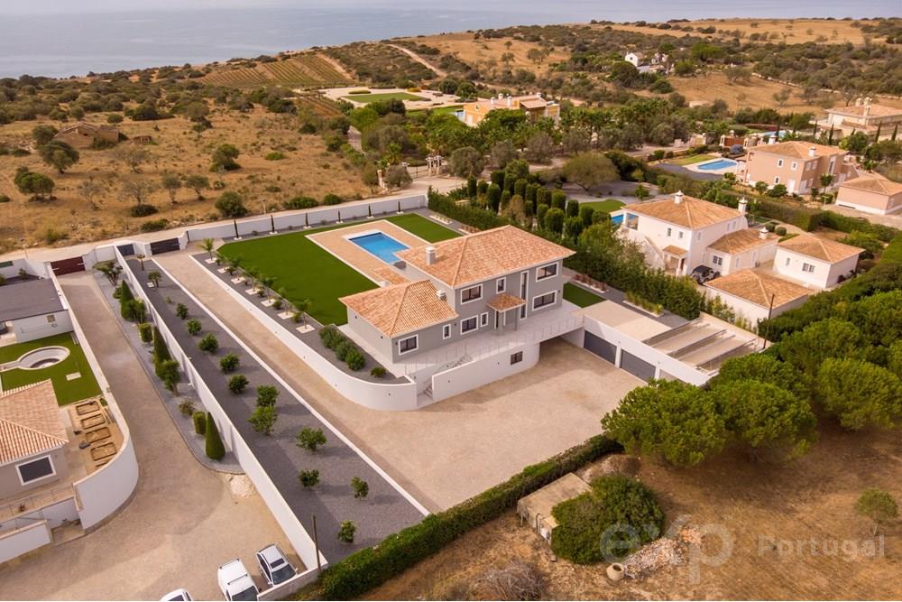 Excellent and spacious 5 bedroom villa with unique views over the sea