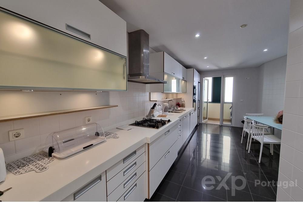 Apartamento T4 com Piscina e Esplendorosa Vista Mar e Cabo Girão