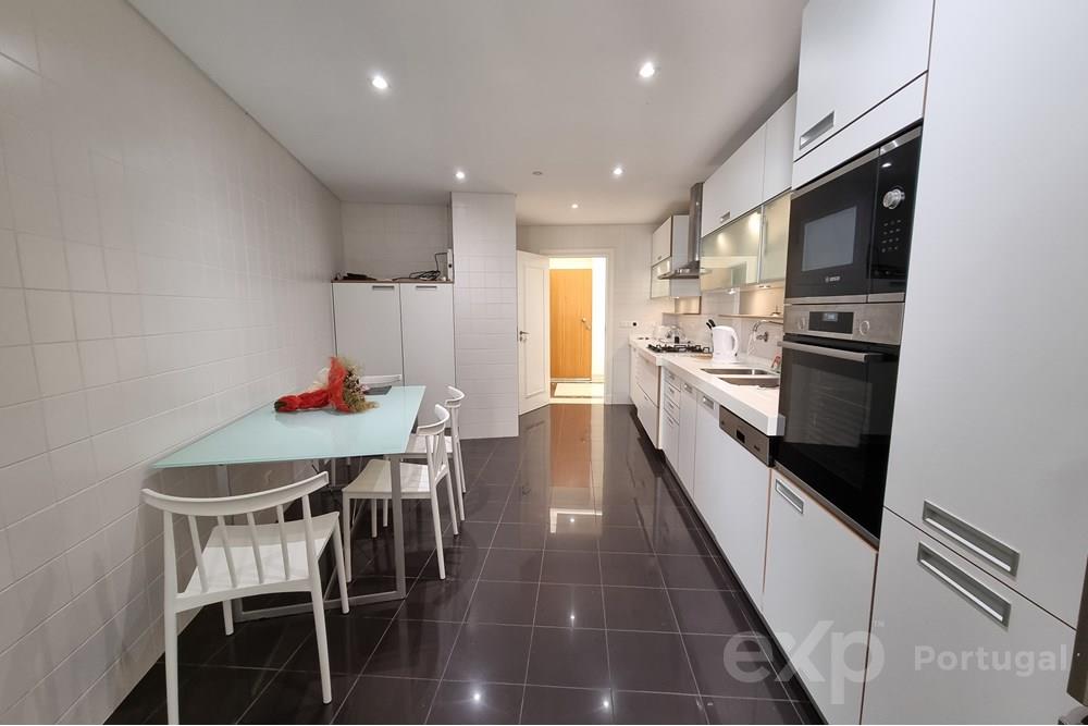 Apartamento T4 com Piscina e Esplendorosa Vista Mar e Cabo Girão