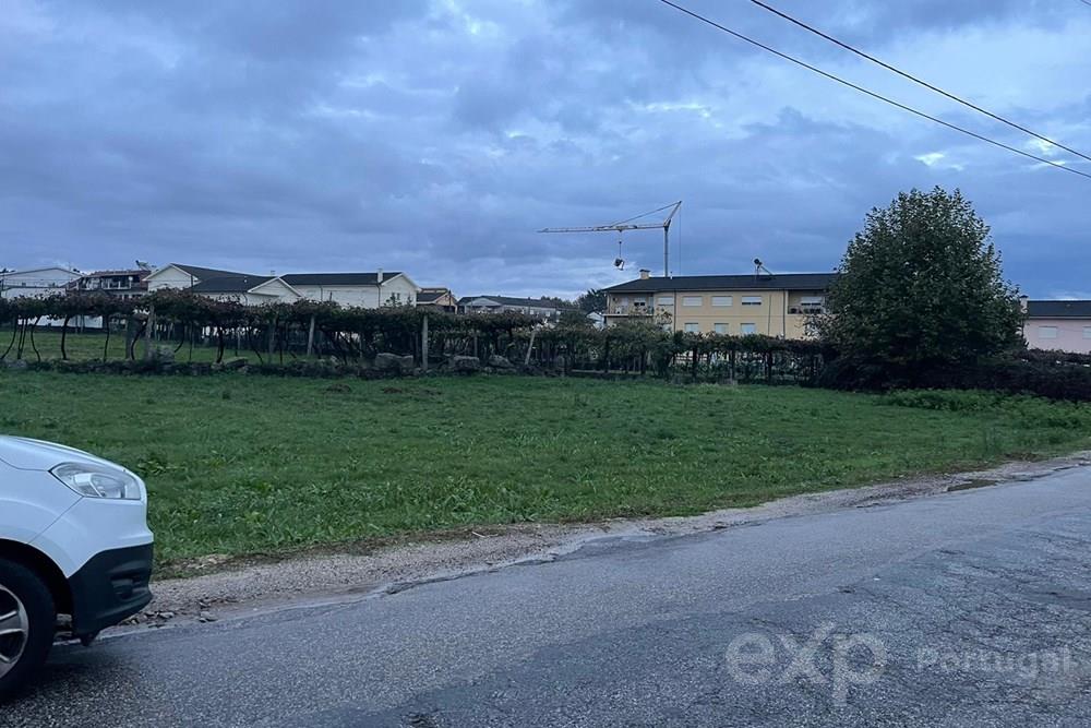 TERRENO EM LOUSADA PARA CONSTRUÇÃO DE MORADIAS E/OU ARMAZÉNS
