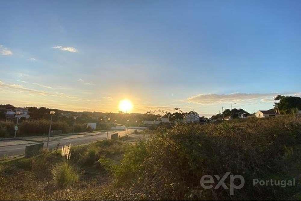 Lote de terreno com 190 m² para construção de moradia. Perto do Centro da Ericeira.