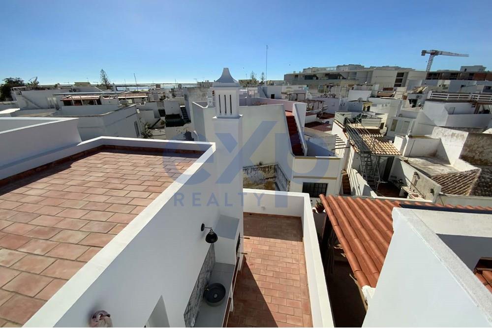 House in historic area in Olhão with sea view