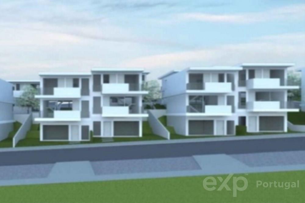 Lote de terreno com 200 m² para construção de moradia Geminada. Perto do Centro da Ericeira.