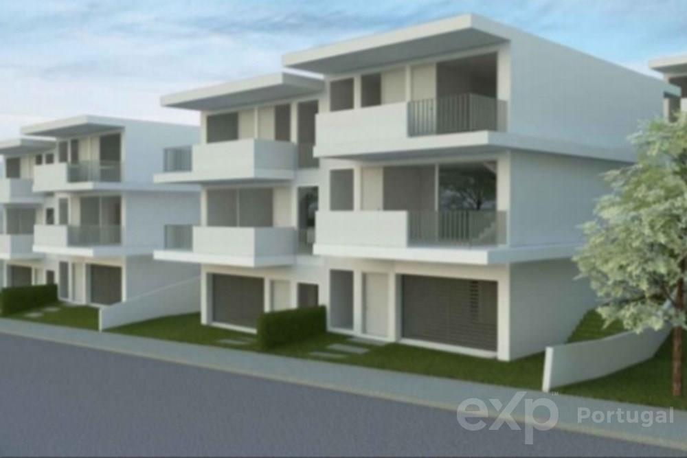 Lote de terreno com 200 m² para construção de moradia Geminada. Perto do Centro da Ericeira.