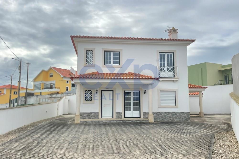 Unique Opportunity! Like New 4-Bedroom House in Foz do Arelho