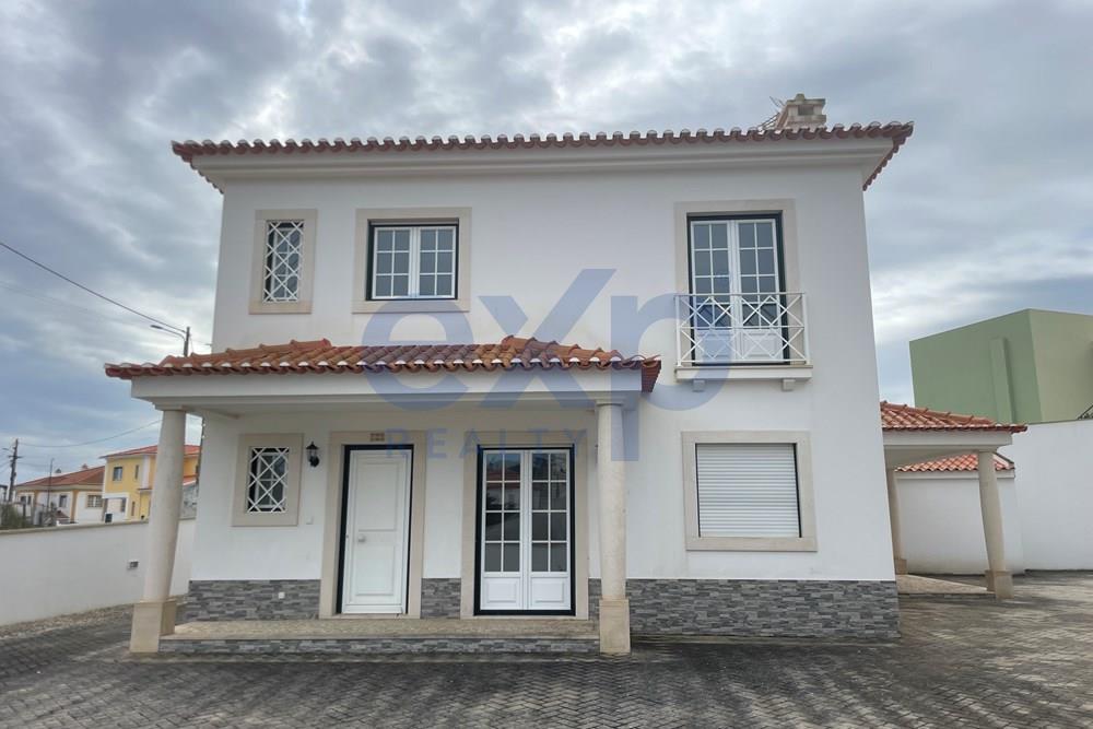 Unique Opportunity! Like New 4-Bedroom House in Foz do Arelho