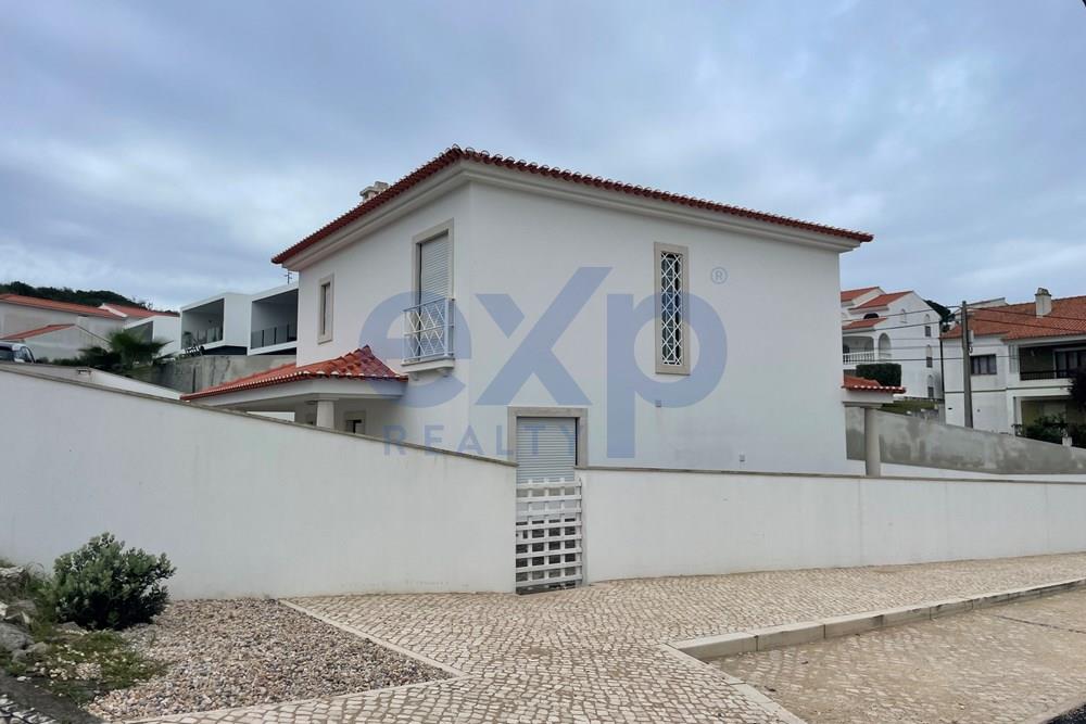 Unique Opportunity! Like New 4-Bedroom House in Foz do Arelho