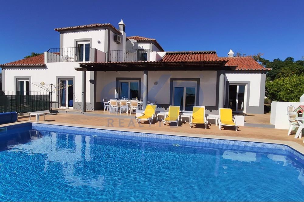 Large, comfortable villa with swimming pool and mature garden on the frontline of the quiet urbanization. Close to beaches and Faro airport. Beautiful country side views towards the Atlantic Ocean.