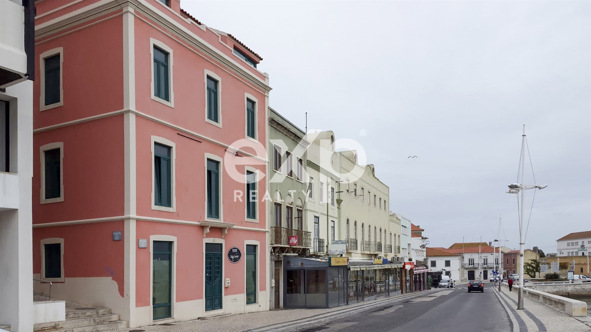 PENICHE - Prédio em fase de acabamentos - Reconstrução Total