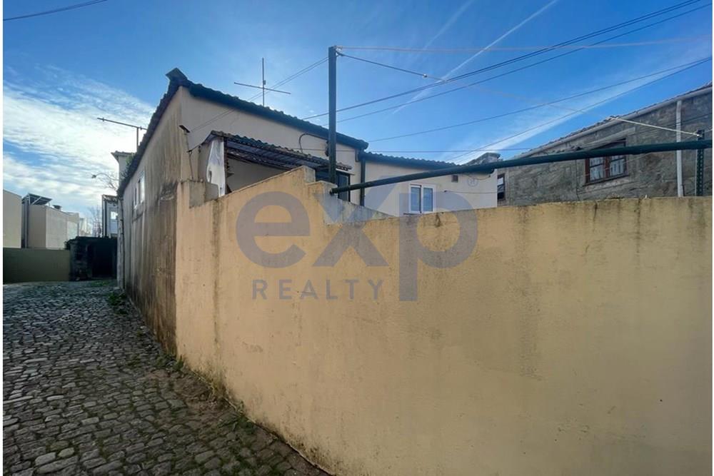 Vende-se Moradia com área de terreno 96,79 m2 na Foz Velha no Porto