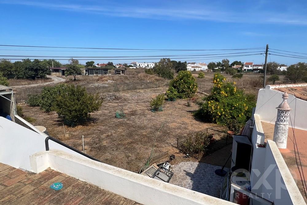 Luz de Tavira next to the Main Church! Two houses with separate entrances siting on the 701m2 urban plot. Close to beautiful beaches and the roman town of Tavira.