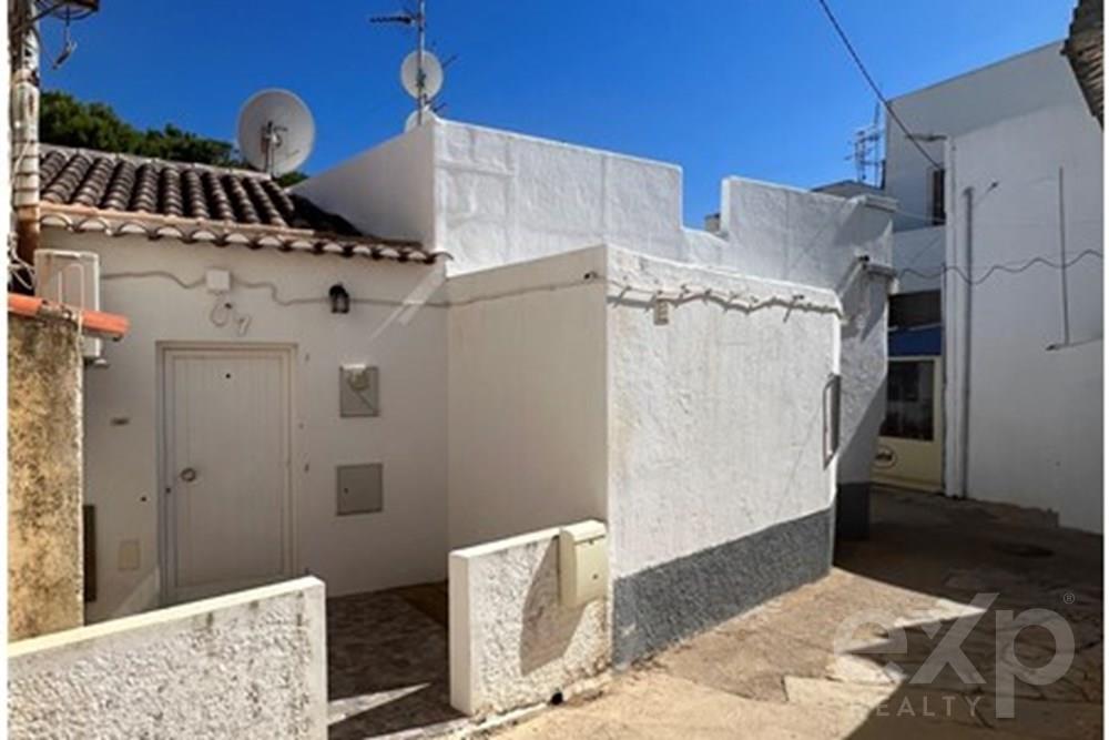 Luz de Tavira next to the Main Church! Two houses with separate entrances siting on the 701m2 urban plot. Close to beautiful beaches and the roman town of Tavira.