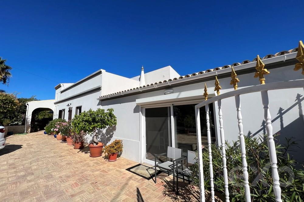 Sought after location of Arroteia de Baixo, Luz de Tavira. Recently fully refurbished villa, with an annex. Walking distance to the waterfront.