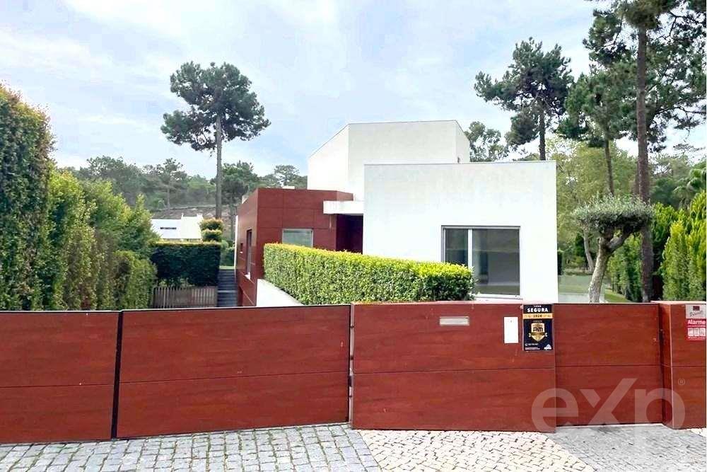 Luxury 5-bedroom villa in Herdade da Aroeira with swimming pool and garage for 4 cars