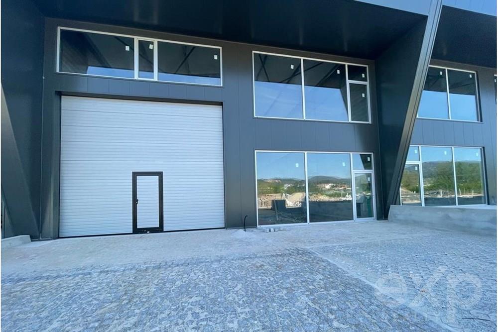 Vende-se Armazém Industrial Excelente em Lousada