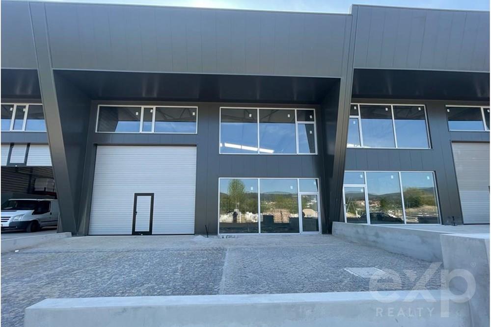 Vende-se Armazém Industrial Excelente em Lousada