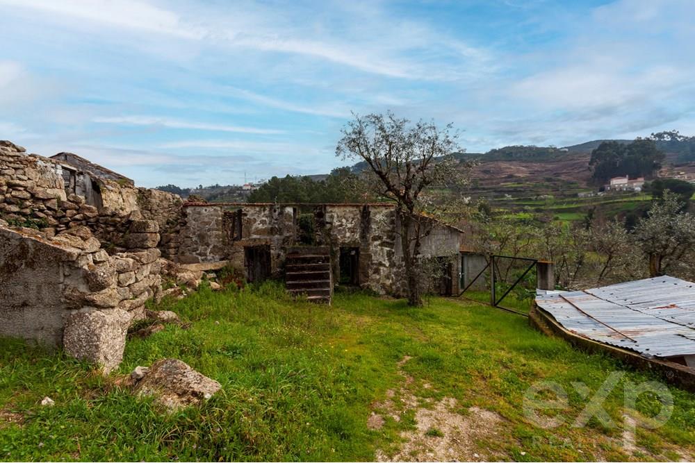 MORADIA T2 / TERRENO | VISTAS SOBRE SOBRE O VALE DO DOURO