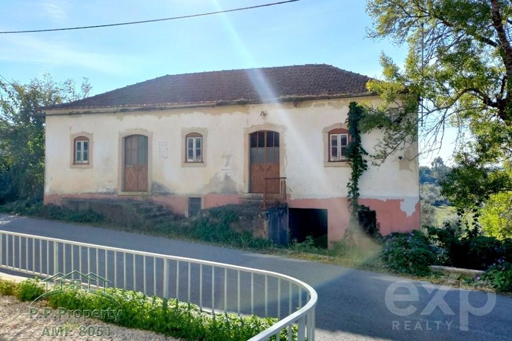 Charming Stone-Built House with Potential for 5 Bedrooms near Tomar