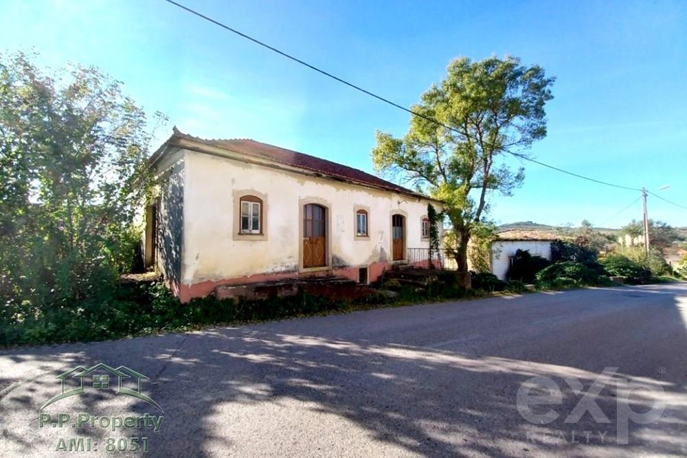 Charming Stone-Built House with Potential for 5 Bedrooms near Tomar