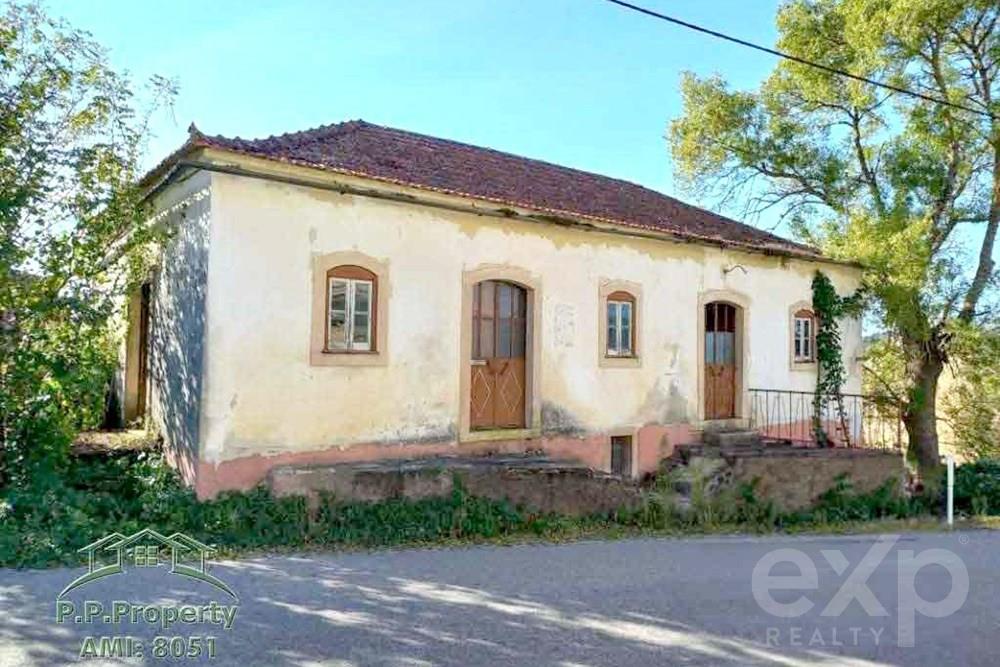 Charming Stone-Built House with Potential for 5 Bedrooms near Tomar