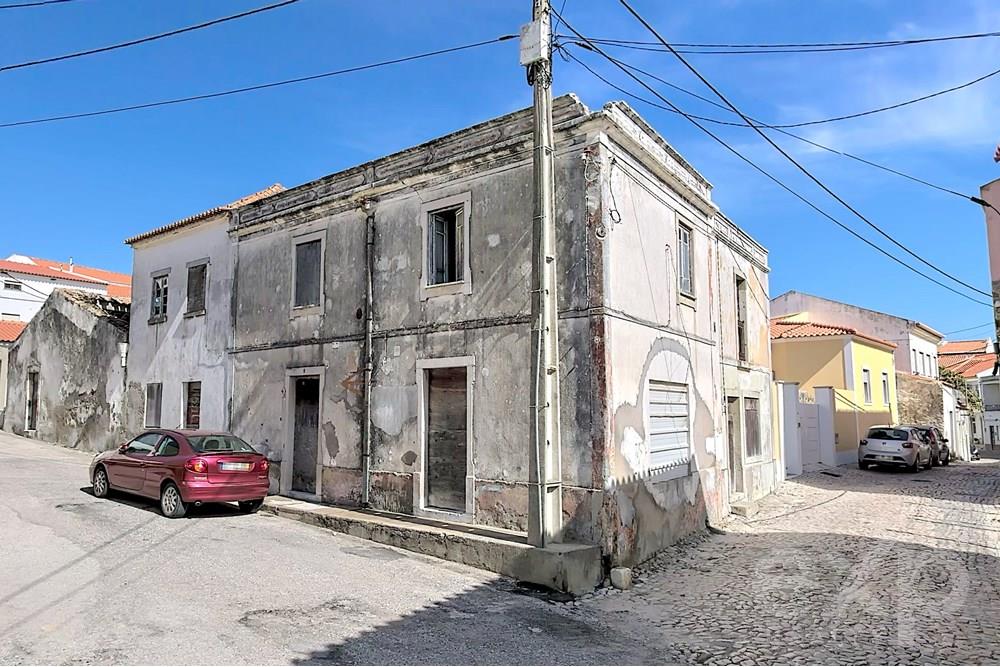 Housing T4 with History: Unique Opportunity in Atouguia Da Baleia