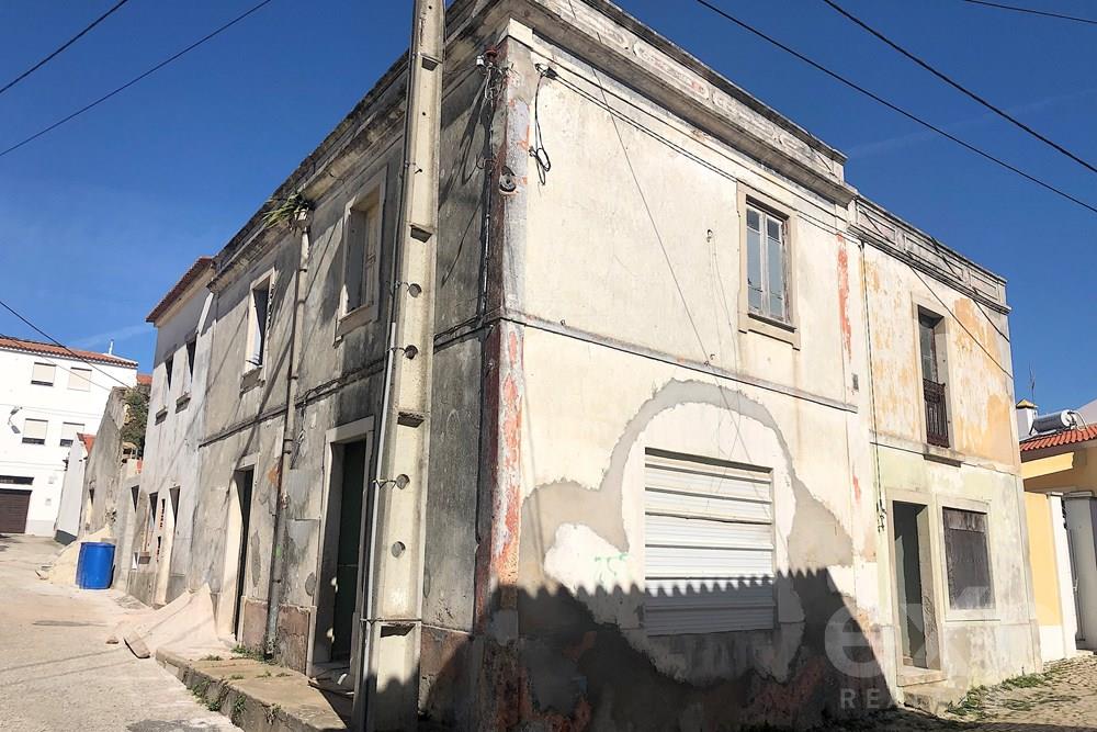 Housing T4 with History: Unique Opportunity in Atouguia Da Baleia