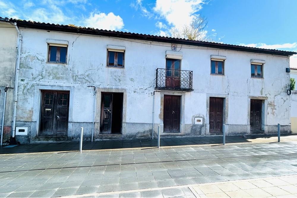 Large 2-story building in Lousa awaiting transformation!