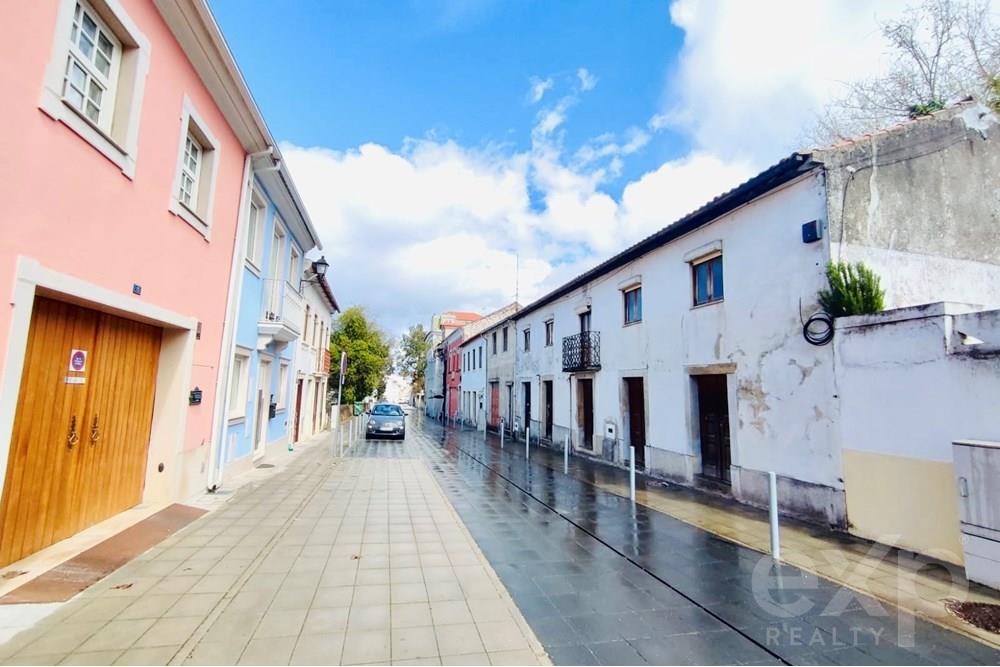 Large 2-story building in Lousa awaiting transformation!