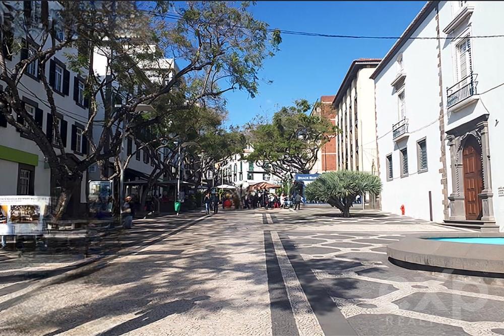 Prédio histórico junto a catedral do Funchal