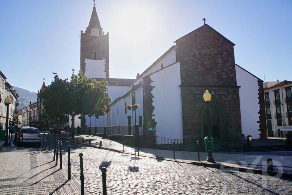 Prédio histórico junto a catedral do Funchal