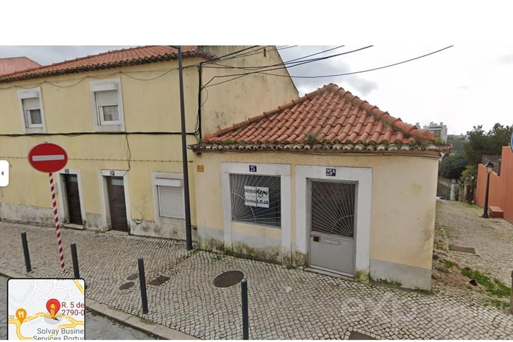 Buildings in the centre of Carnaxide - Investment - New price!